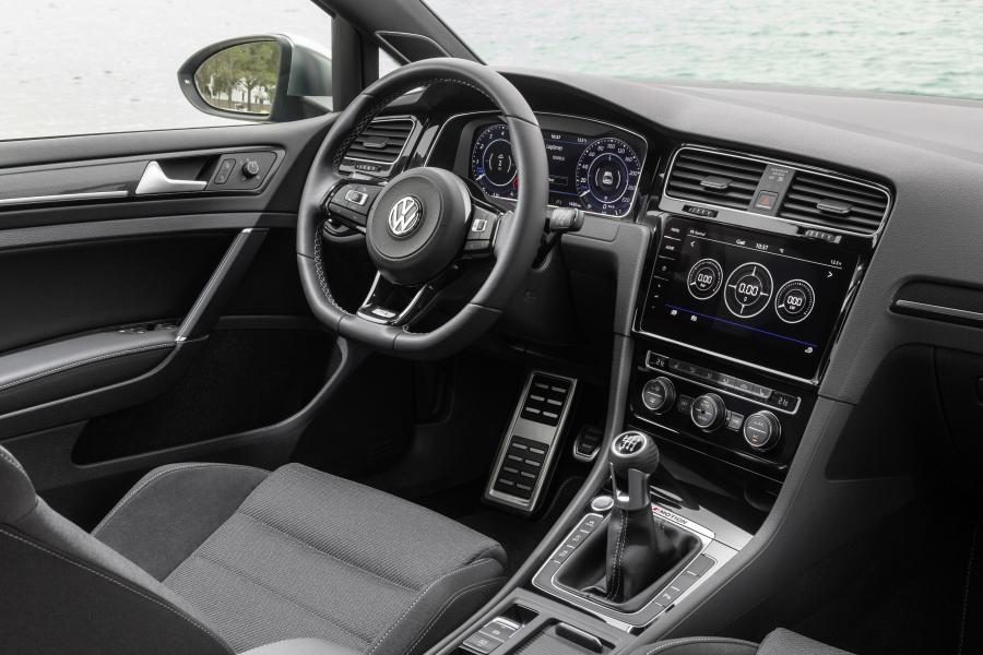 Интерьер Volkswagen Golf R Variant 2017 года  (WW) (фото 17 из 28)